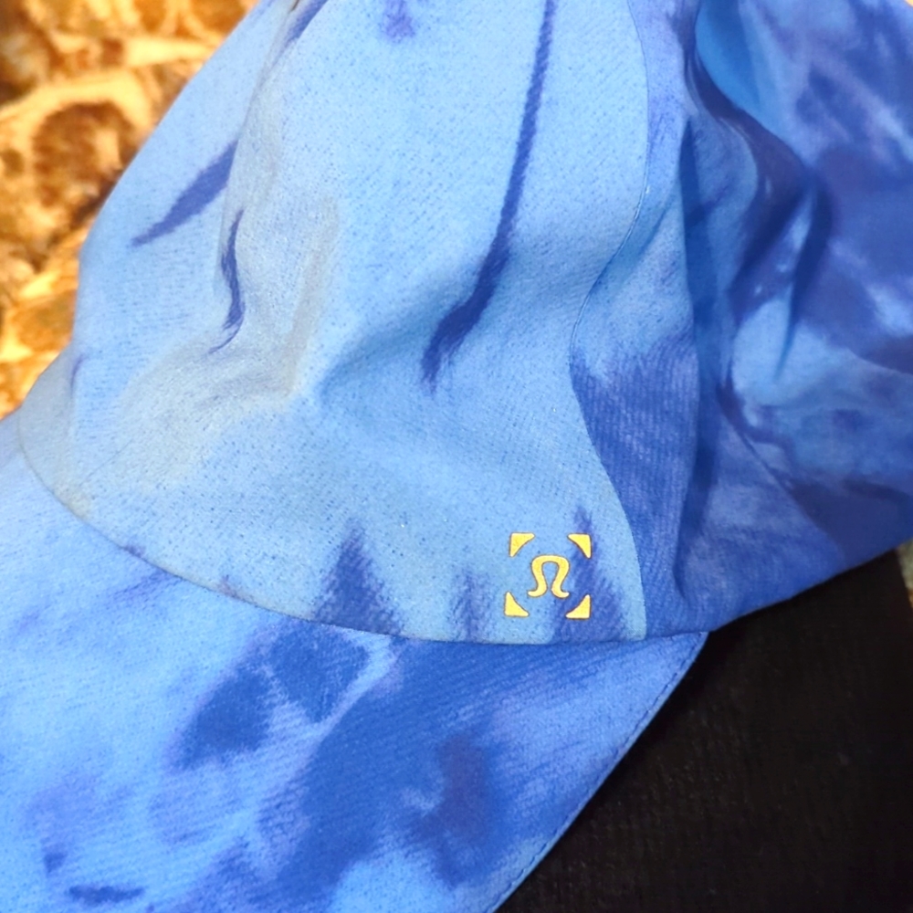 Lululemon Blue tye dye Hat 88% polyester very light and like new worn once💥